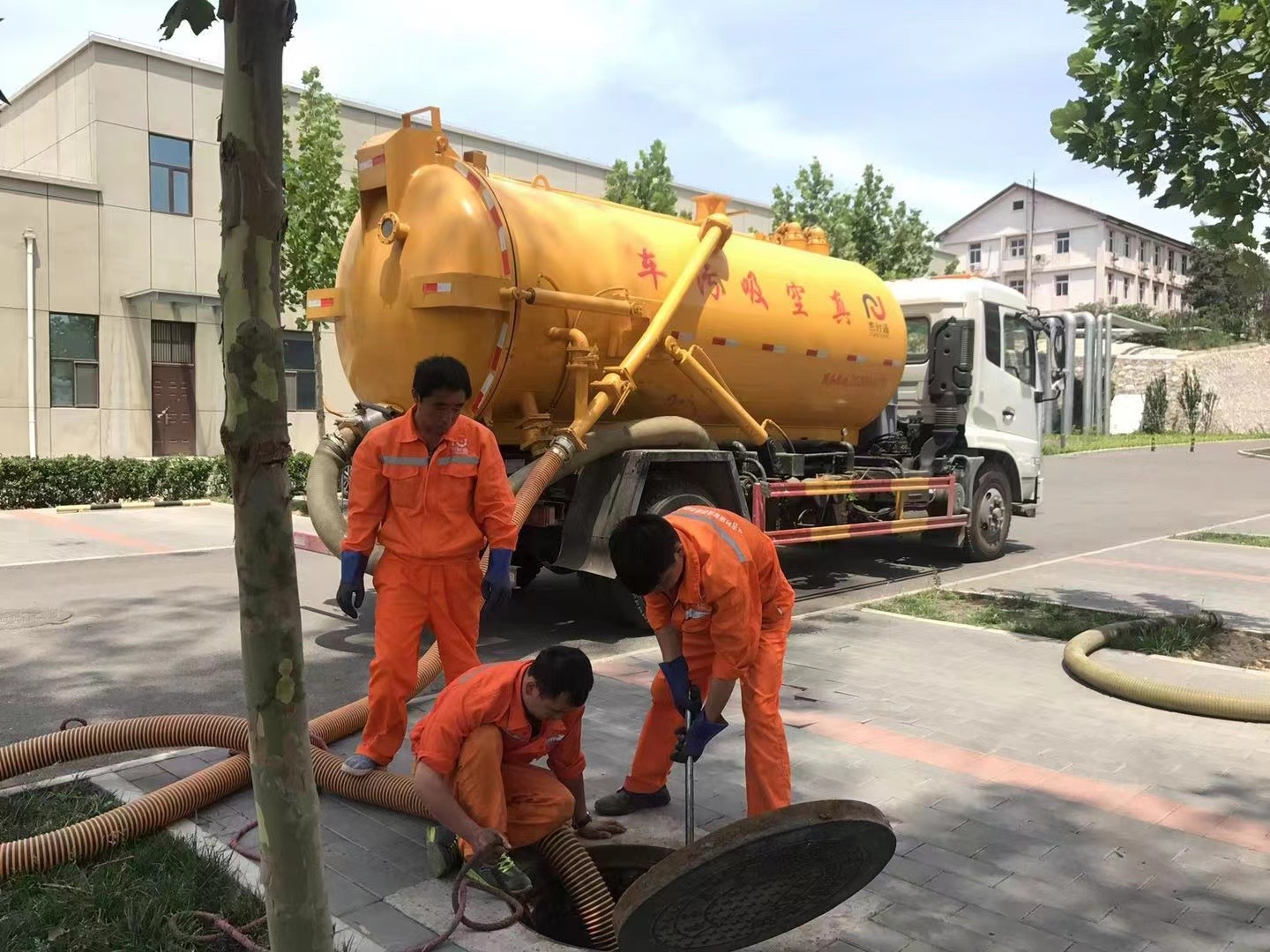 九台管道疏通车停在窨井附近