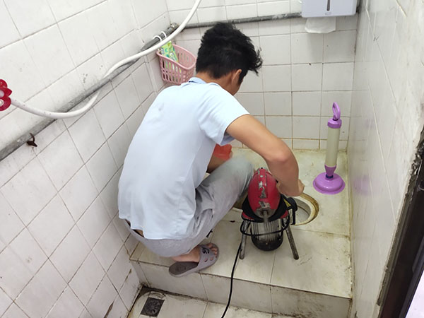 九台管道堵塞冒臭气 专业师傅现场解决问题