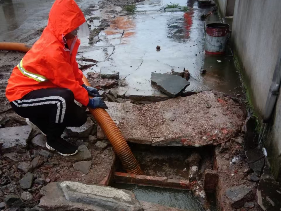 九台专业清理污水池 炜誉市政以规范流程守护城市 “肠道”