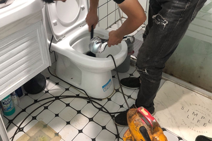 九台马桶堵塞自己疏通还是找师傅?专业上门服务让你省时更省心